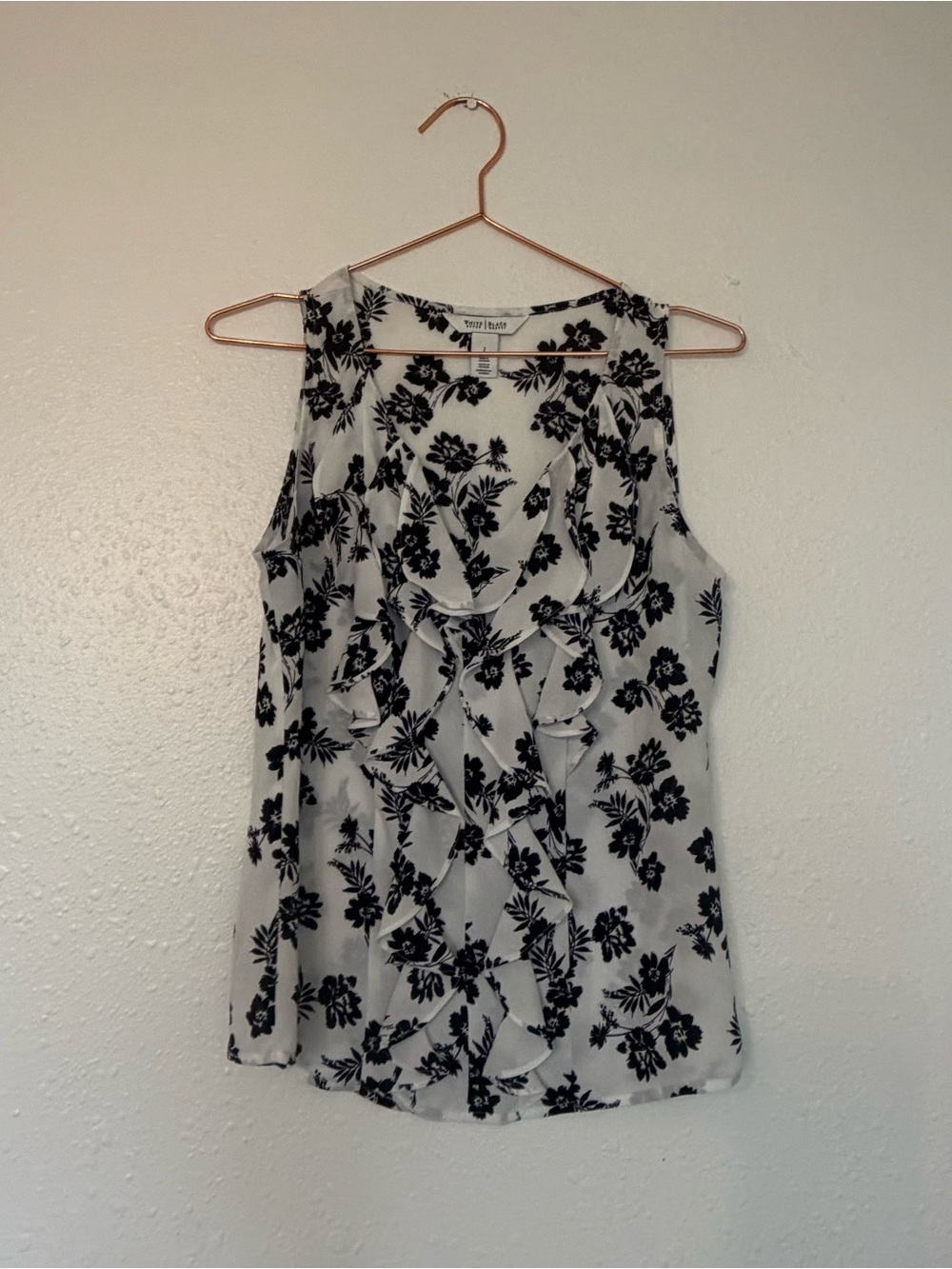 White House Black Market Black & White Floral Ruffle Sleeveless Blouse